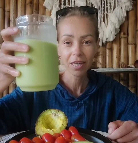 과일주스 마시는 삼소노바[인스타그램 캡처]